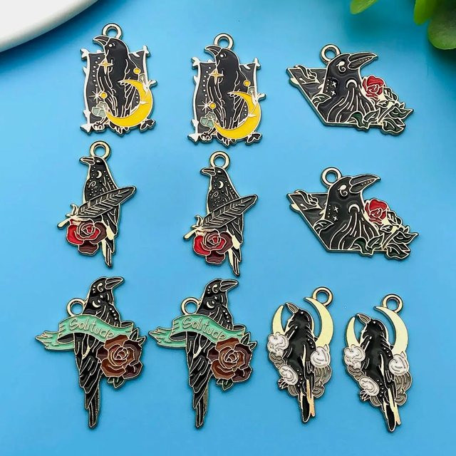 Charms Emaille Cartoon Tier schwarzer Vogel Blumenmuster, Messing, Unisex - Bild 1
