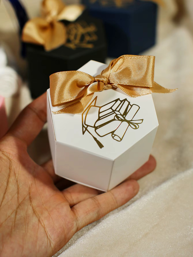 10 Stück sechseckige Papier-Geschenkboxen für die Abschlussfeier in Mehrfarbig mit goldenem Abschlusshut-Motiv - Bild 4