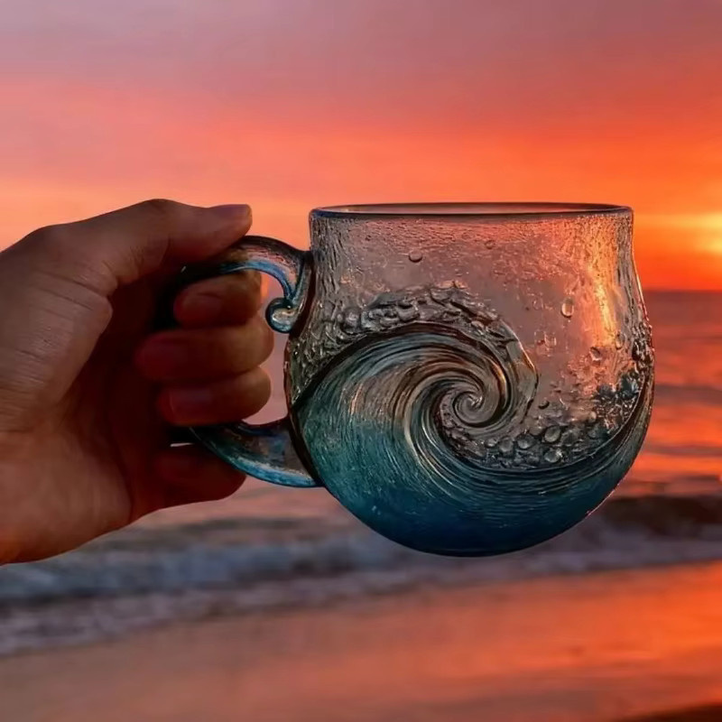 Handgefertigte Kaffeetasse aus Glas mit Meereswellen-Design in Blau - Bild 2