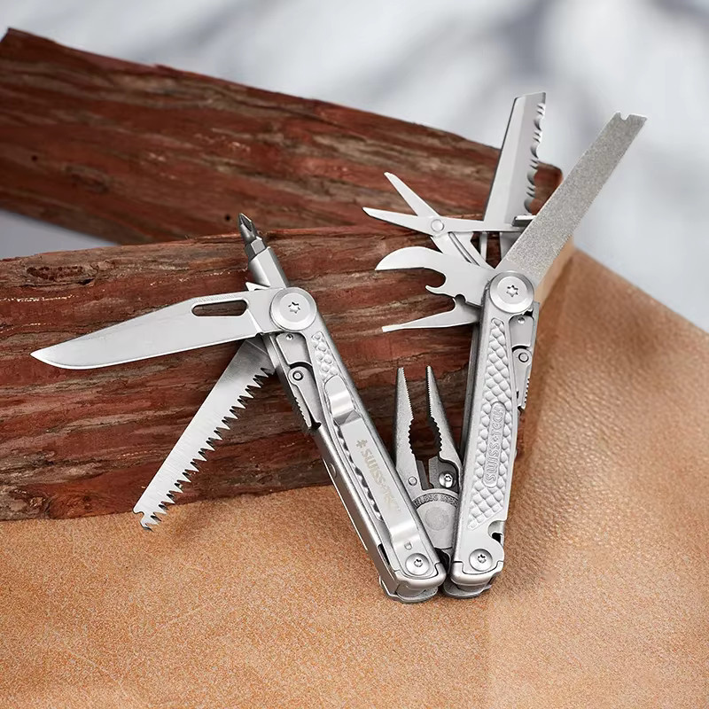 SWISS TECH 18-in-1 Multitool-Zange in Silber mit Schere und Sägeblatt als tragbares EDC Kombinationswerkzeug - Bild 4