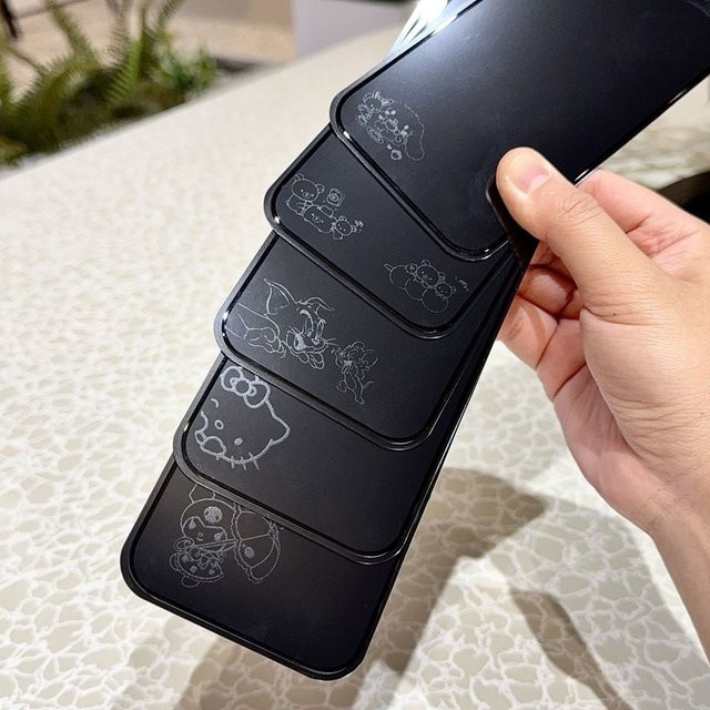 Keeppley Sanrio Hello Kitty und Kuromi Vollbild-Schutzfolie für iPhone 17 Pro Max in Schwarz - Bild 1