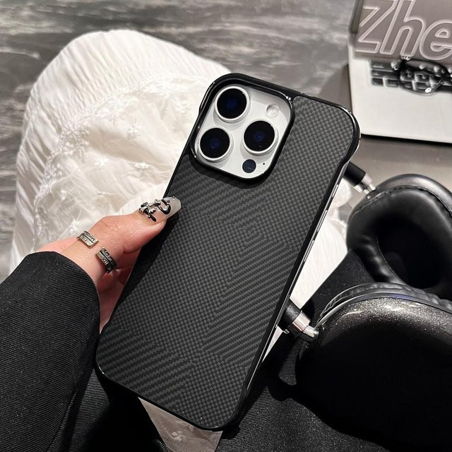 Yiran Bag Ultradünne Rahmenlose Schutzhülle mit Karbonfaser Muster in Schwarz für iPhone 16 16E 15 14 Plus 13 12 Pro Max Luxuriöse Matte Kühlhülle - Bild 1