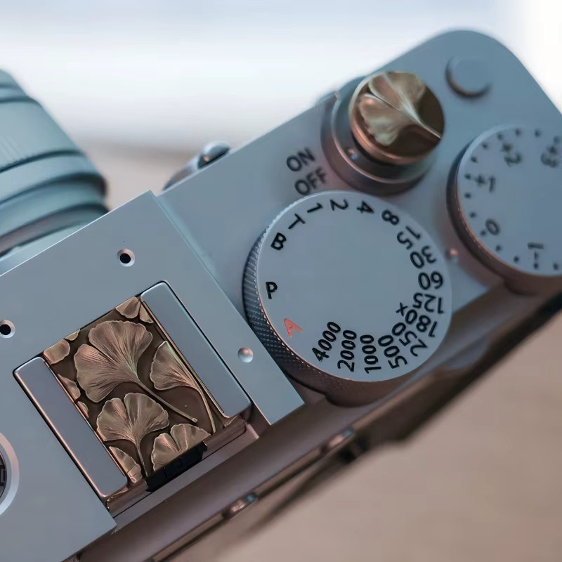 Messing Blitzschuhabdeckung mit Auslöserkappe in Gold für Canon Nikon Sony Fuji und Leica ZF DSLR sowie spiegellose Kameras - Bild 3
