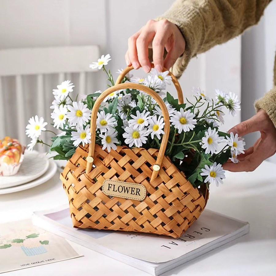 Dekorativer Bambuskorb in Braun als Cachepot für Blumen im rustikalen Design - Bild 3
