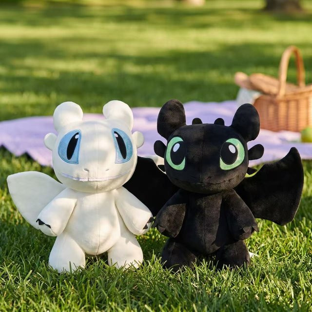 Bandai Drachenzähmen leicht gemacht Zahnlos Light Fury Plüschtier-Set, 2-teiliges Set - Bild 1