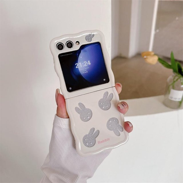 Stoßfeste Handyhülle für Samsung Galaxy Z Flip 5, 4 und 3 mit niedlichem Kaninchen-Design, Glitzer und Karten-Armband in Braun - Bild 1