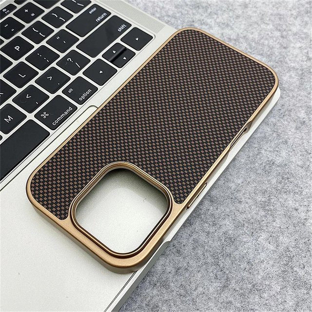YULIN Schutzhülle mit Kohlefaser-Muster in Schwarz und Gold für iPhone 12 bis iPhone 17 Pro Max, stoßfeste Case mit mattem Finish und vergoldetem Randrahmen - Bild 1