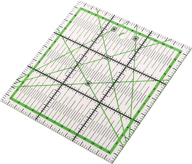 Quadratisches Patchwork Lineal aus transparentem Kunststoff in Grün zum Schneiden von Stoff für DIY Handarbeiten - Bild 1