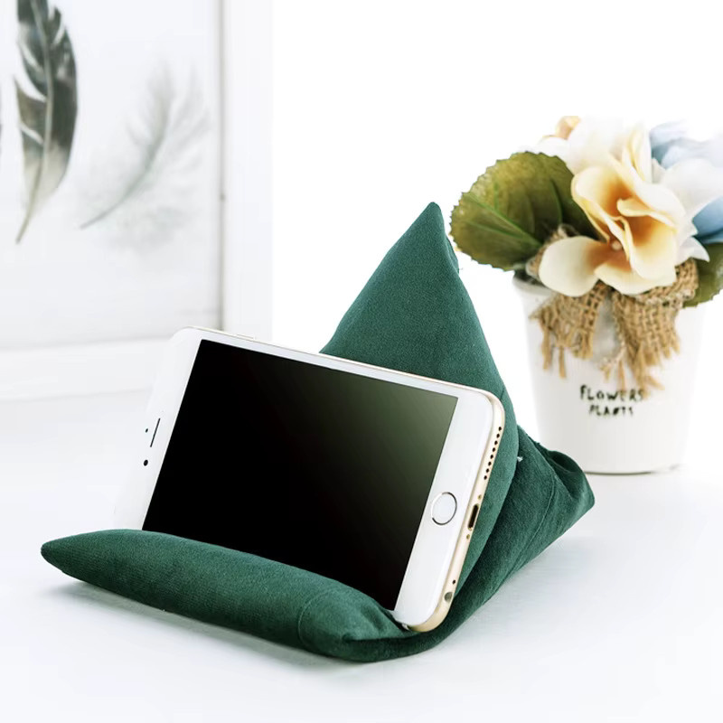 Dreieckiges Samtkissen als rutschfester Smartphone-Halter in Grau - Bild 1