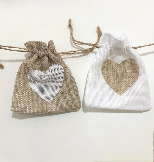 WEIGAO Sackleinen-Geschenkbeutel mit Herz-Motiv und Kordelzug aus Jute in Beige oder Braun für Hochzeiten und besondere Anlässe - Bild 1