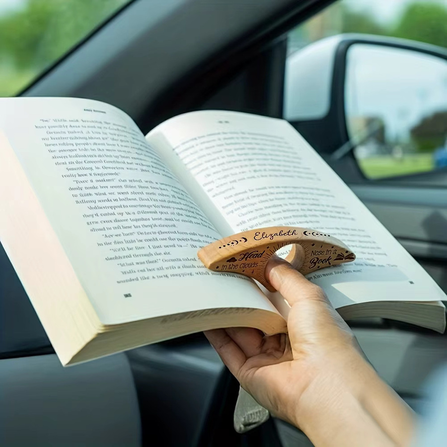 Personalisierter Holz-Buchseitenhalter mit Namensgravur in Braun als handgefertigter Leseständer und moderne Tischdekoration - Bild 3