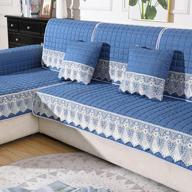 Gesteppter Sofabezug in Bonbonfarben mit weißer Spitzenstickerei, Schonbezug für dein Sofa, B/B/H: 70 x 70 cm - Bild 1