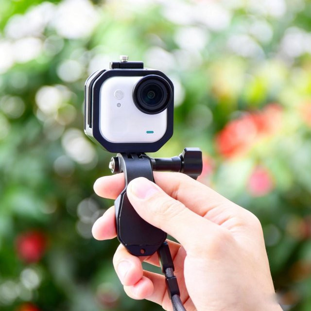 Insta360 GO Ultra Ladekäfig mit USB-C-Anschluss und Metallgehäuse in Schwarz für horizontale und vertikale Vlog-Aufnahmen - Bild 1
