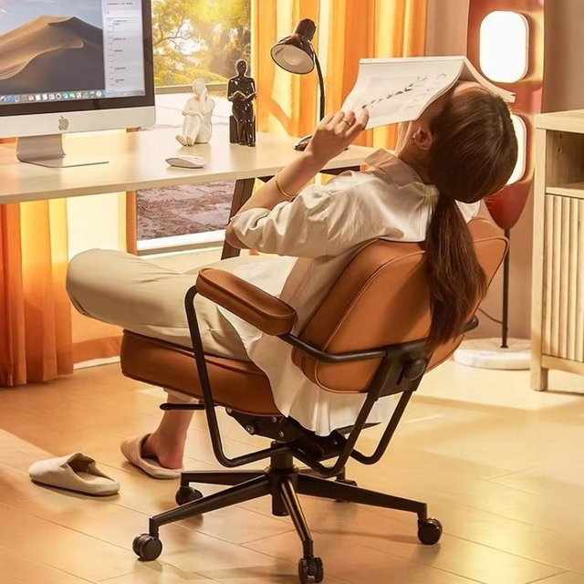 Konturiertes Rückenkissen von DUTRIEUX in Weiß und Beige für deinen Bürostuhl - Bild 1