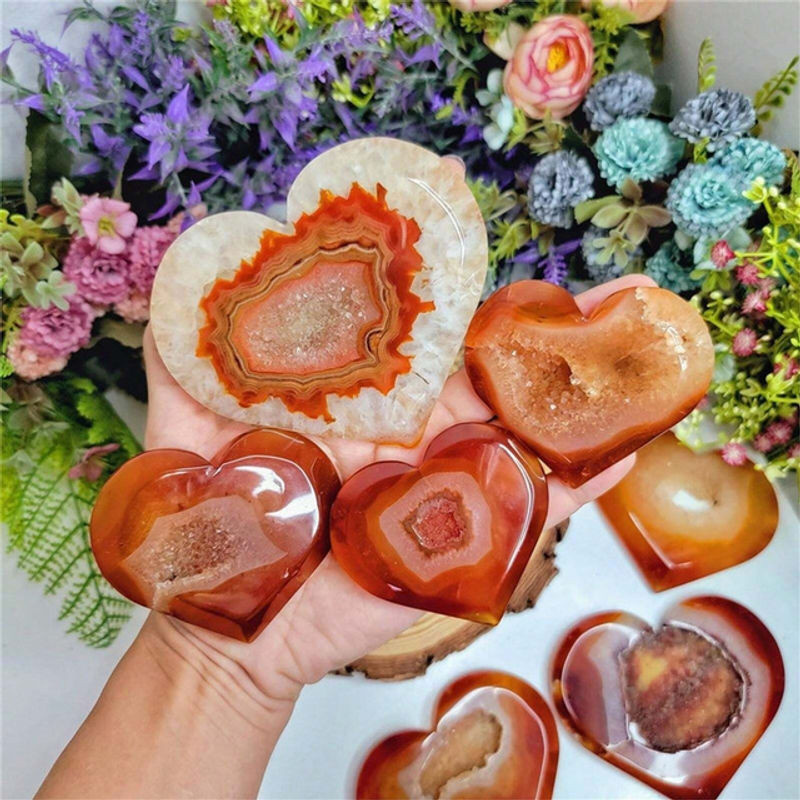 Handgefertigte Geode-Herzen aus rotem Achat als dekorative Kristallsteine in unregelmäßiger Form - Bild 1