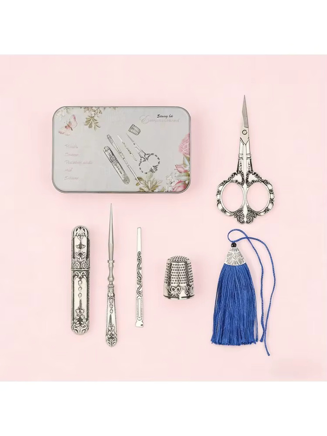 7-teiliges Retro-Scherenset in Rot und Silber mit Nadelbehälter, Ahle, Fadenzieher, Fingerhut, Stickerei-Schere und Schneider-Schere aus Metall - Bild 1