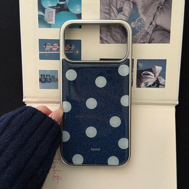 Handyhülle mit Retro-Denim-Muster und Wellenpunkt-Design in Silber und Blau für iPhone 17, 16 und 15 Pro Max - Bild 1
