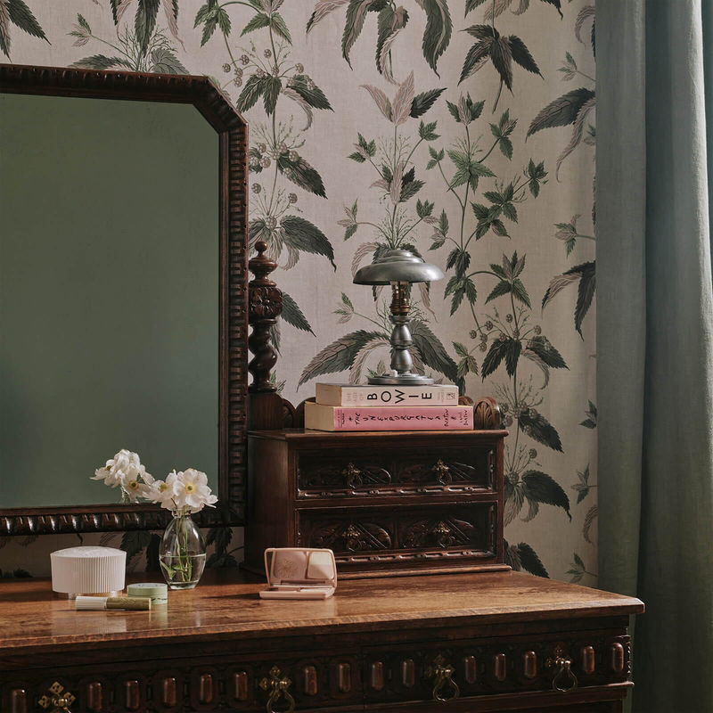 House of Hackney Tapete Urtica - Cirrus in Mehrfarbig mit floralem Design und botanischem Muster - Bild 4