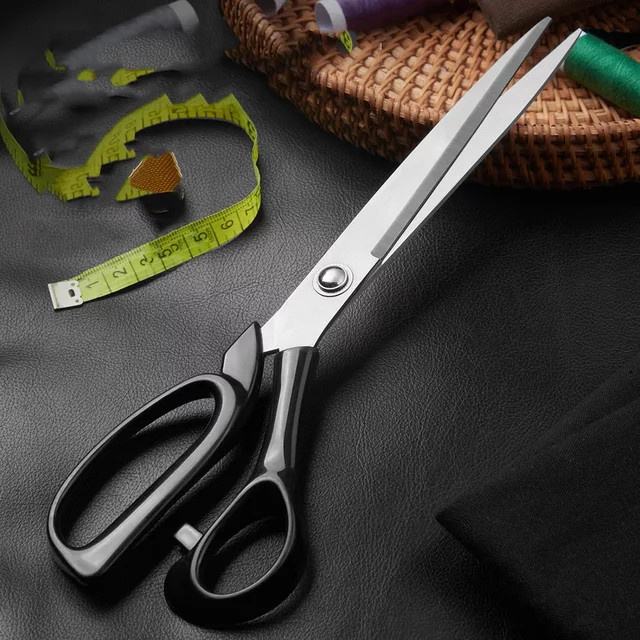 Professionelle Schneiderschere aus Edelstahl in Schwarz mit ergonomischem Griff für DIY-Nähprojekte und Bastelarbeiten - Bild 1