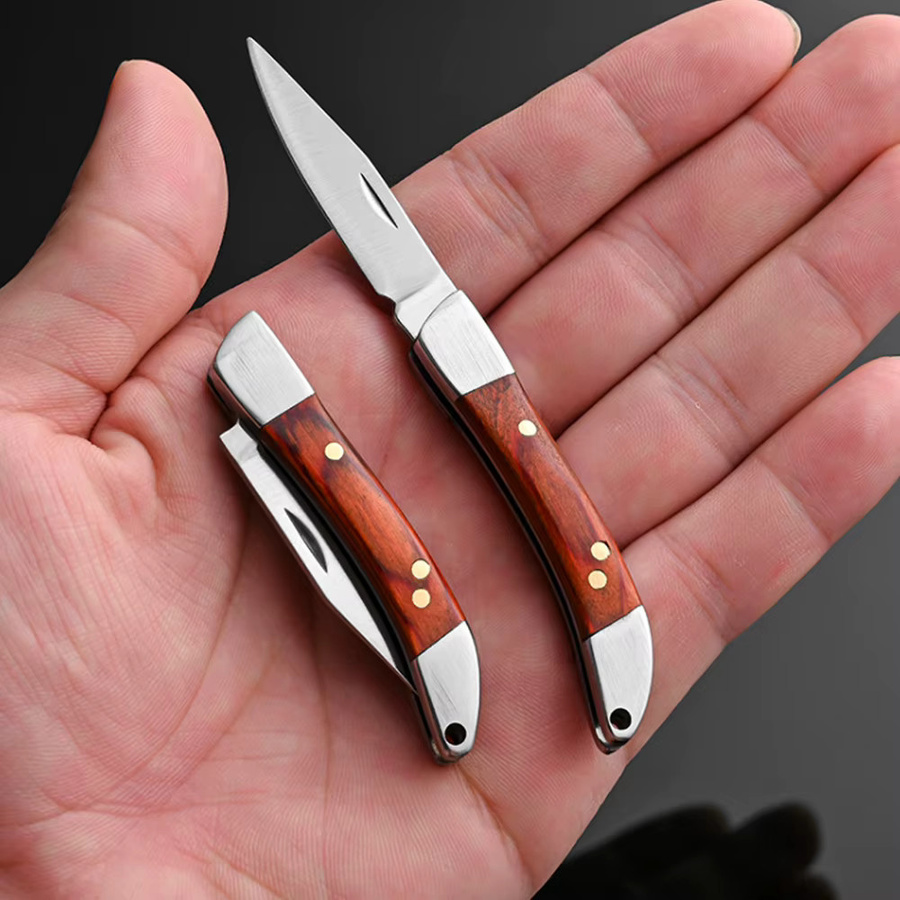 Vintage Klappmesser mit gebogenem Holzgriff in Braun und Messingnieten als tragbares Mini-EDC-Schneidwerkzeug - Bild 5