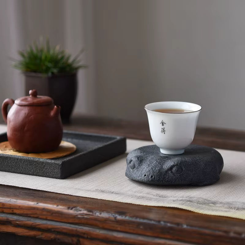 Fiteo Geldfrosch Teeuntersetzer aus handgeschnitztem schwarzgoldenem Stein als JinChan Feng Shui Reichtumsornament für dein Heim oder Büro - Bild 3