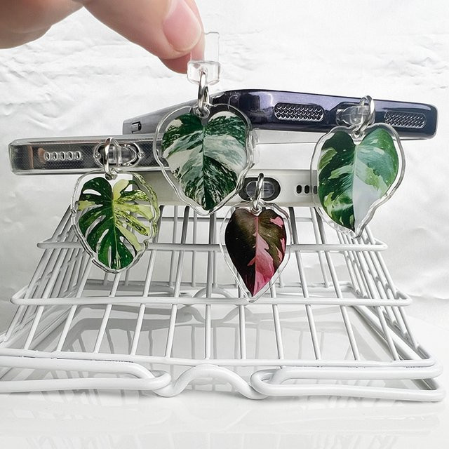 Dekorativer Anti-Staub-Anhänger für dein Smartphone mit grünem Blatt-Design und Acryl-Ladeanschluss-Schutz - Bild 1