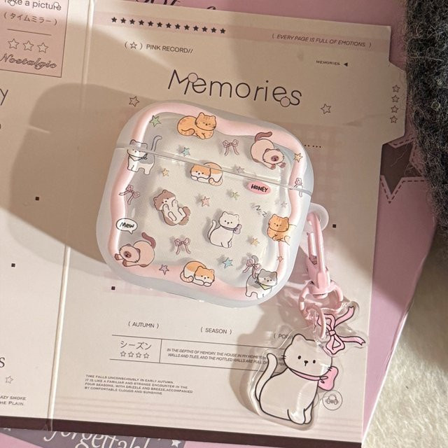 Stoßfeste Schutzhülle für Apple AirPods 1, 2, 3, 4 und Pro 2/3 mit niedlicher Cartoon-Katze, rosa Schleife und Stern-Anhänger in Pink und Multicolour - Bild 1