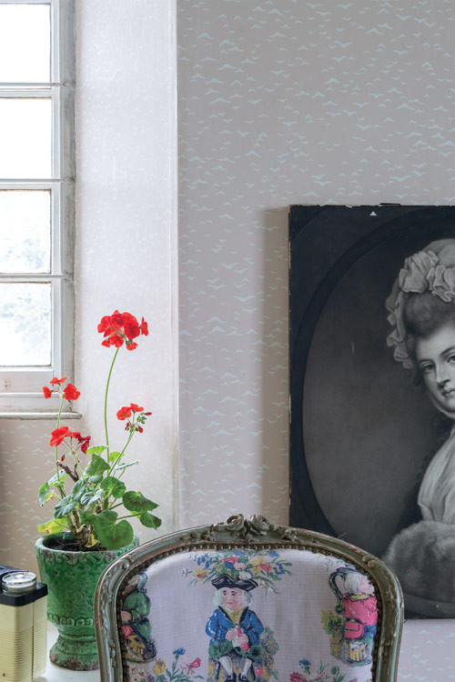Farrow & Ball Tapete Yukutori Pink Ground/ Pointing mit abstraktem Tierdesign - Bild 1