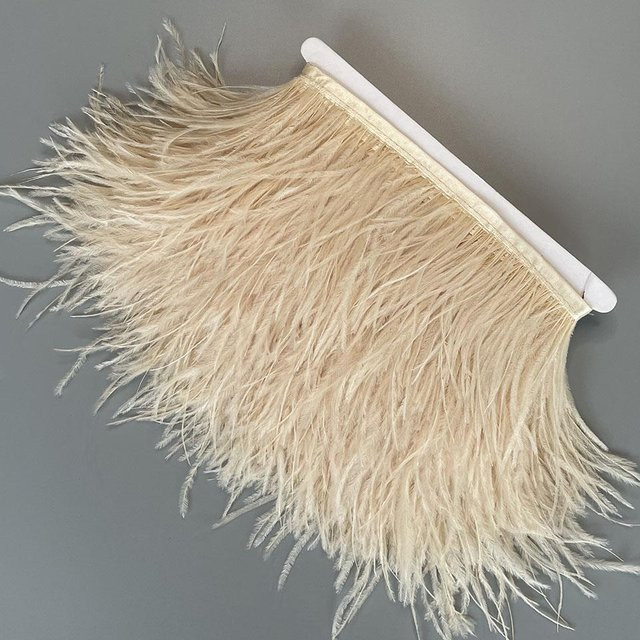 Beige Straußenfedern Besatz als Band für DIY Hochzeitskleid Dekoration und Handwerk Zubehör, Länge: 2 Meter, Federgröße: 13-18 cm - Bild 1