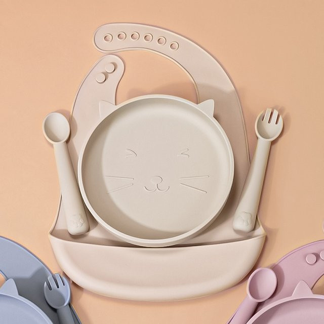 TYRY.HU Baby Fütterungsgeschirr Set aus Silikon in Beige mit Teller, Löffel, Gabel und Lätzchen - Bild 1