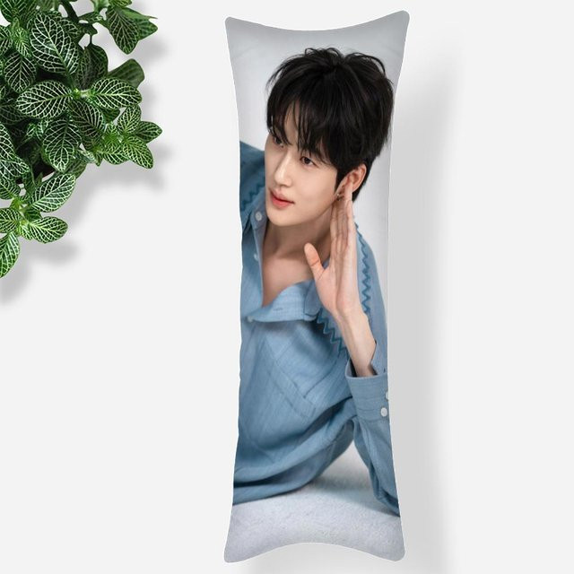 Byeon Woo seok Kissenbezug aus Satin in Blau, rechteckige Kissenhülle mit Reißverschluss, B/H: 35 x 45 cm - Bild 1
