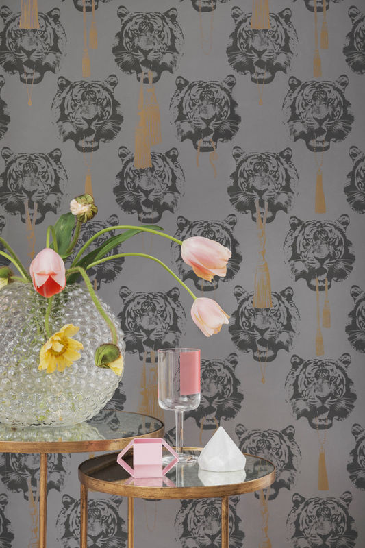 Studio Lisa Bengtsson Tapete Coco Tiger in Grey, Gold und Beige mit Animal Print im Vintage-Stil - Bild 3