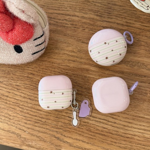 Stoßfeste Kopfhörer-Schutzhülle für Samsung Galaxy Buds 4 Pro, 3 Pro, 2 Pro, FE und Live mit Anhänger in Lila Gestreift mit Sternen - Bild 1