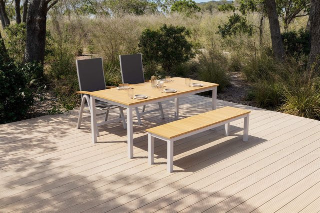Villana Tasmania Garten-Essgruppe aus Aluminium und Eukalyptus mit Tisch, Bank und 2 Klappstühlen in Silber/Natur, Tisch Breite: 180 cm, Tiefe: 90 cm - Bild 1