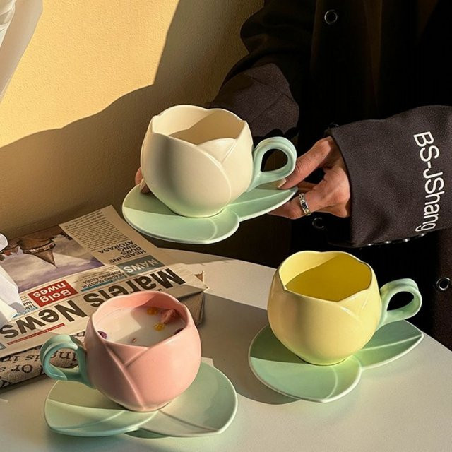 Keramik Tasse und Teller-Set mit floralem Tulpen-Design in Rosa, Rot und Beige, 300 ml - Bild 1