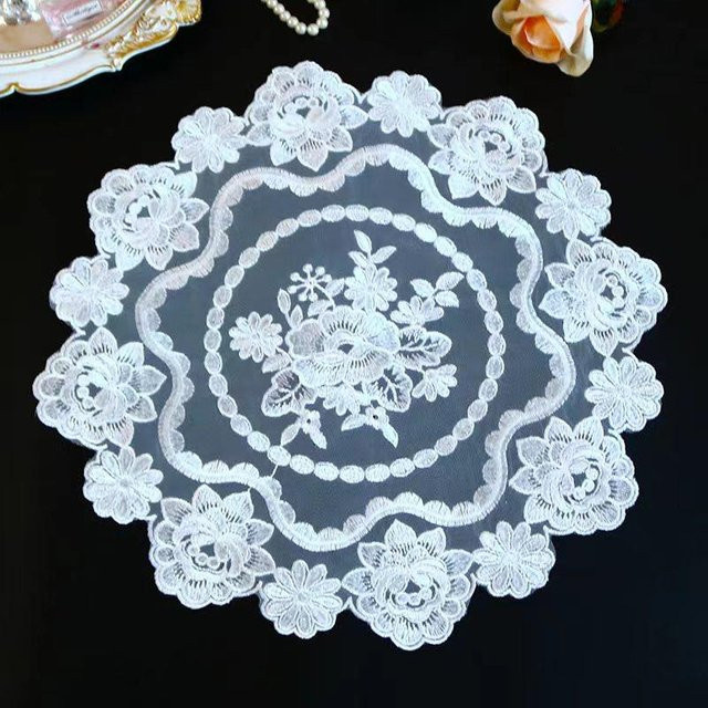 Runde Tischdecke von Yiran Furniture mit Rose-Blumen-Stickerei aus Netzstoff, Farbe: Weiß/Grau, Durchmesser: 40 cm - Bild 1