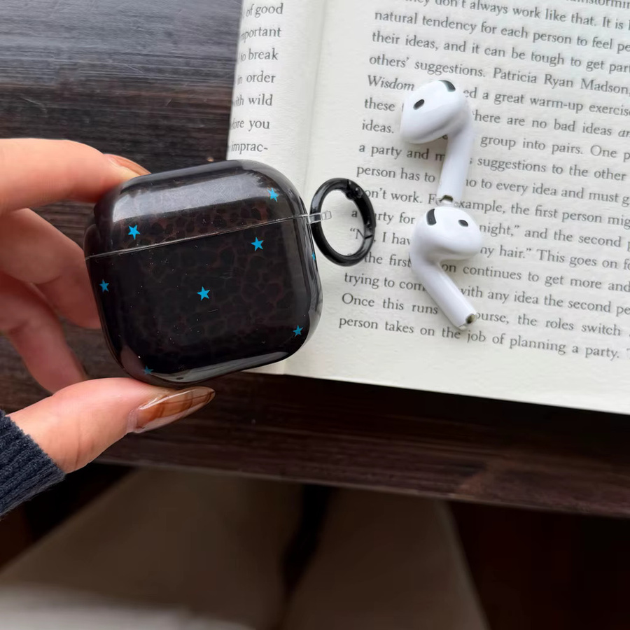 Apple AirPods Hülle mit Hirschhaut-Leopardenmuster und blauen Sternen sowie Anhänger für AirPods 1, 2, 3, 4 und Pro 2 - Bild 3