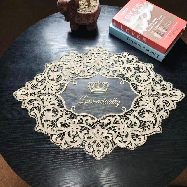 Ovale gestickte Patchwork-Tischdecke von Yiran Furniture in Grau, B/T: 44 x 62 cm - Bild 1