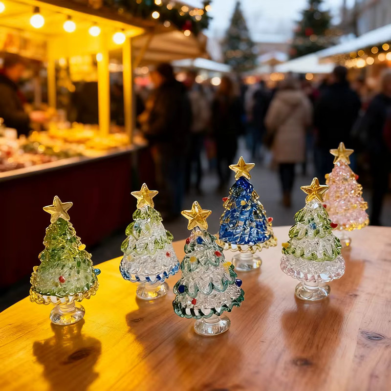 Handgefertigte Miniatur-Glasskulptur Weihnachtsbaum von YUYU in Grün und Weiß, abstrakte Glas-Deko für den Tisch - Bild 2