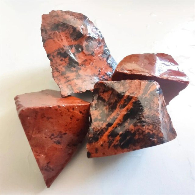 Natürlicher roter Obsidian-Kristall als Rohstein von Tara Sergy, 100g - Bild 1