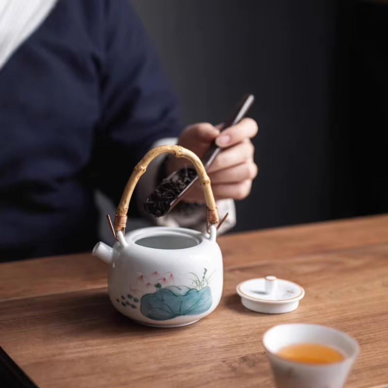 Handbemalte Lotus-Teekanne aus weißer Keramik mit Bambusgriff und integriertem Teesieb im Vintage-Stil für die Gongfu-Teezubereitung - Bild 2