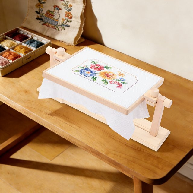Bymaocar Stickrahmenständer aus Holz, 360 Grad verstellbarer Kreuzstichständer für Tischplatten, Beige/Braun, B/T/H: 58,0 x 18,5 x 42,1 cm - Bild 1