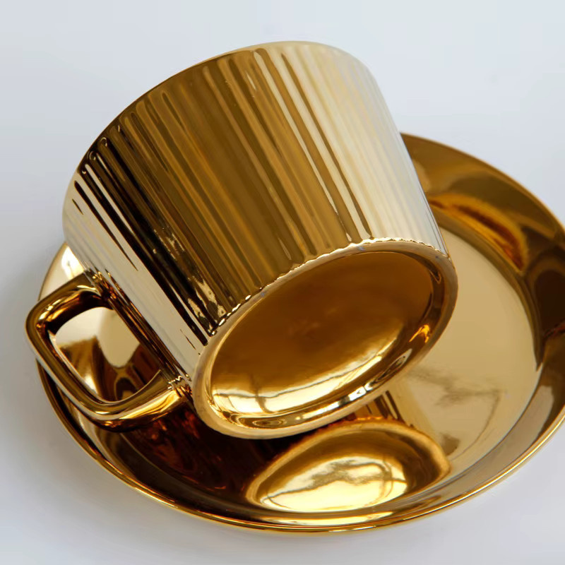Vergoldetes Tee- und Kaffeetassen-Set aus Keramik in Weiß und Gold, 250 ml - Bild 4