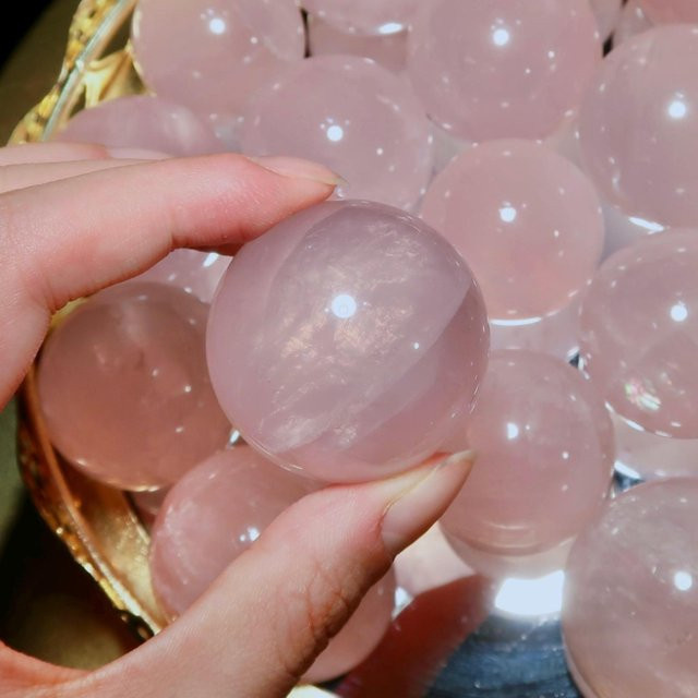 CrystalHola Mosambik-Rosenquarz-Kugel in Pink, natürlicher Kristall für deine Boho-Heimdekoration - Bild 1