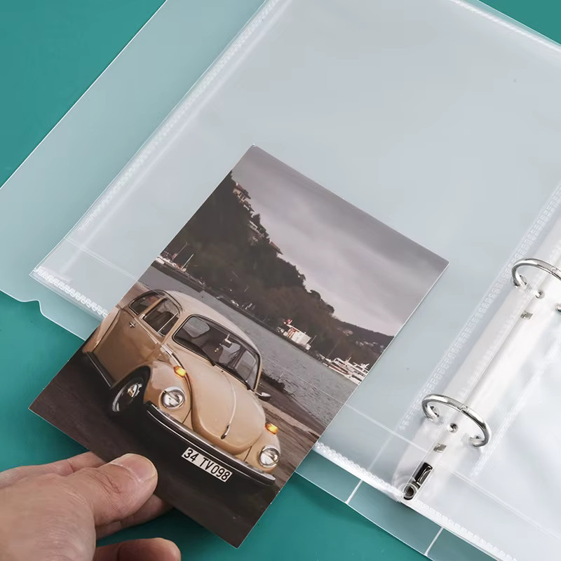 Kartenalbum aus Kunststoff in Weiß mit 10 Seiten und transparenten Einzeltaschen für deine Trading- und Gaming-Karten, B/H: 12,8 x 17,5 cm - Bild 2