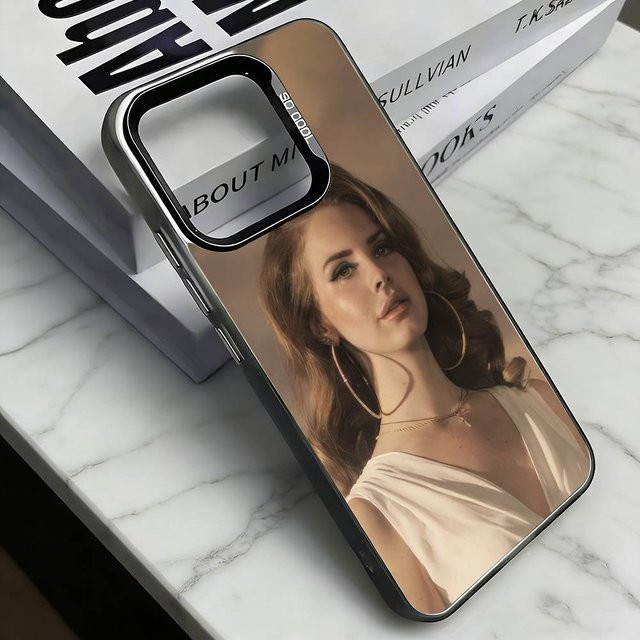 L-Lana Del Rey Handyhülle für iPhone 17, 16, 15, 14, 13, 12, 11 und Modelle wie Pro Max oder XS in Bunt, Silber und Schwarz - Bild 1
