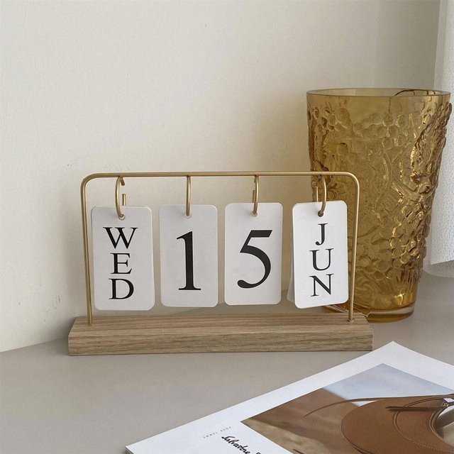 Kreativer Mini DIY Desktop Kalender aus Holz in Gold und Weiß für dein Büro oder als Dekoration - Bild 1