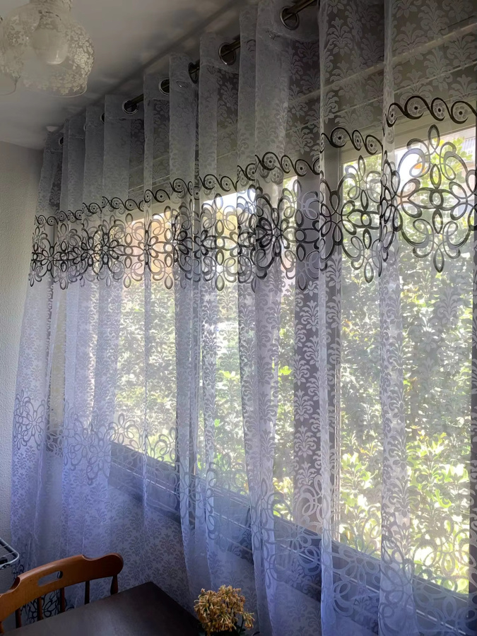 Transparenter Tüll-Vorhang mit floralem Design in Grau und Braun, Stoff-Fensterdekoration für Wohnzimmer, Schlafzimmer und Küche, B: 100 cm, H: 240 cm - Bild 3