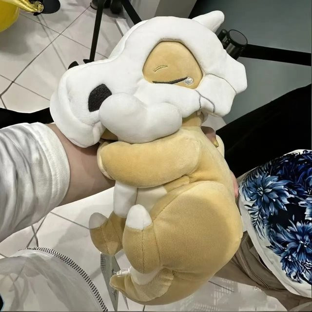TAKARA TOMY Pokémon Cubone Dinosaurier-Kopfmaske Plüschtier, 32cm - Bild 1
