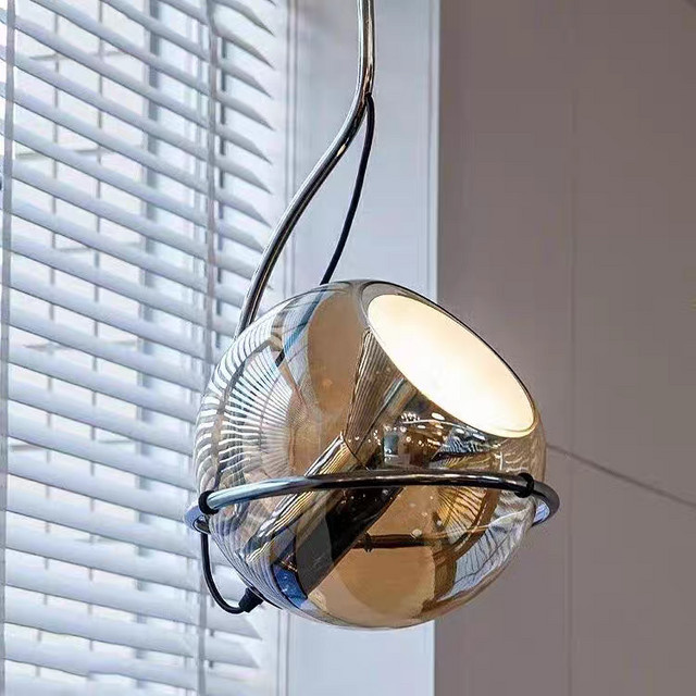 JIANKEXING Bauhaus Pendelleuchte aus Glas und Metall mit transparenter Kugelschale und verstellbarer LED-Beleuchtung im Vintage-Stil - Bild 1